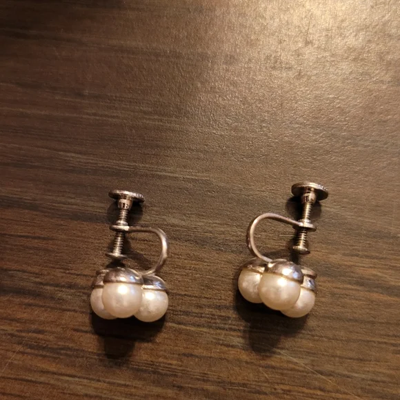 Faux Pearl screw on earrings - Picture 4 of 5